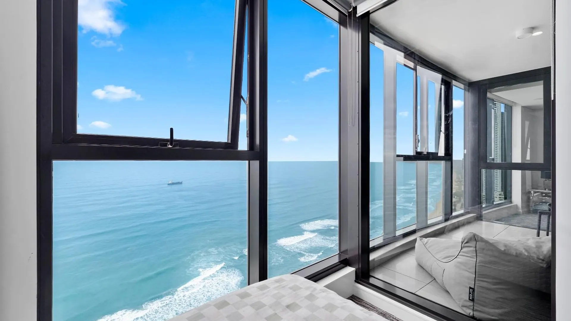 Sky-High Villa With Wide Ocean Views - Pet Friendly Gold Coast